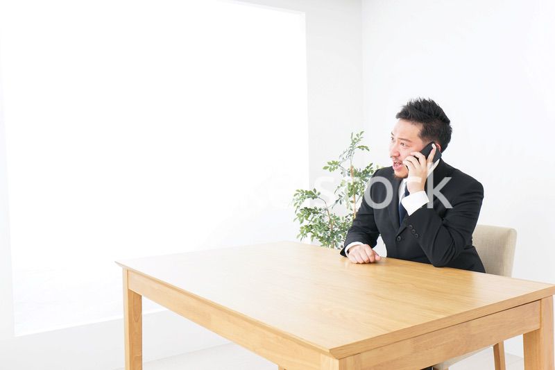 オフィスで電話をするビジネスマン
