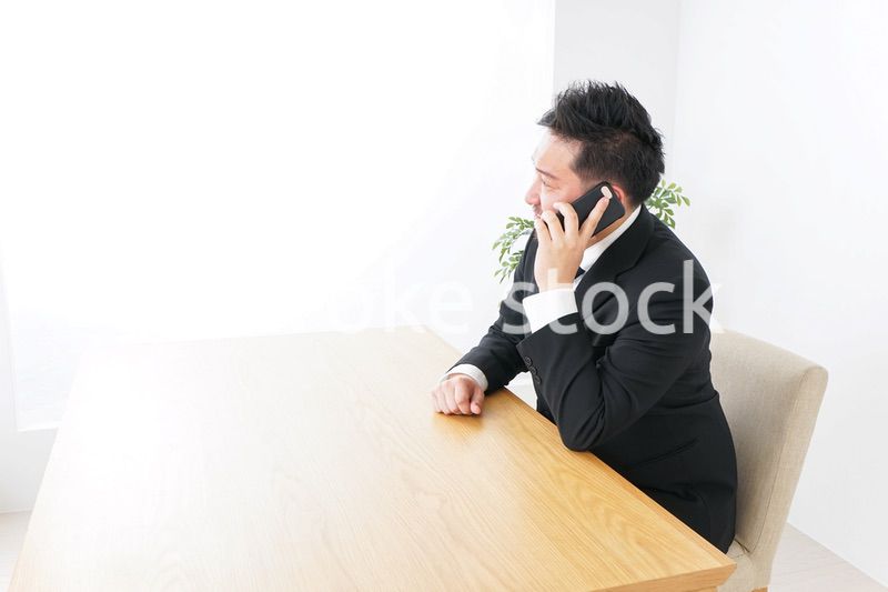 電話するビジネスパーソン