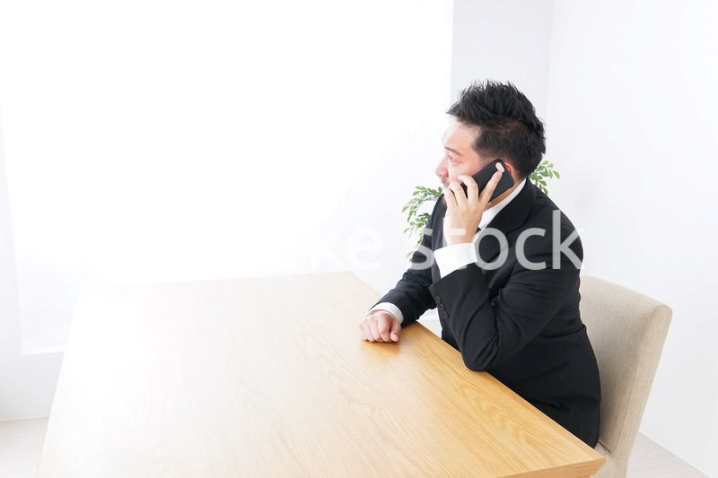 オフィスで電話をするビジネスマン