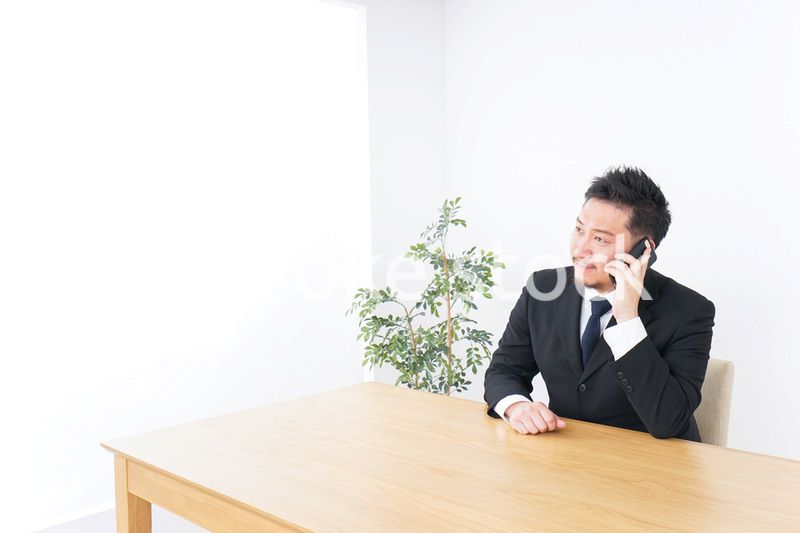 オフィスで電話をするビジネスマン