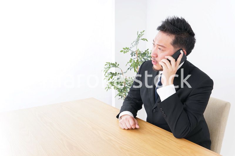 電話するビジネスパーソン