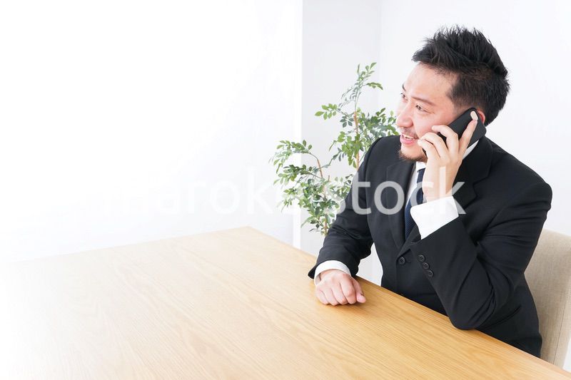 オフィスで電話をするビジネスマン