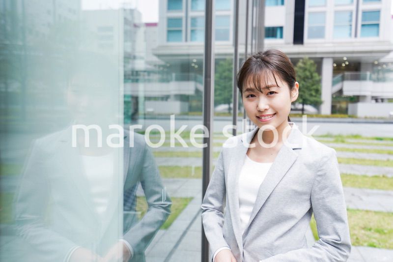 オフィス街を歩く若いビジネスウーマン