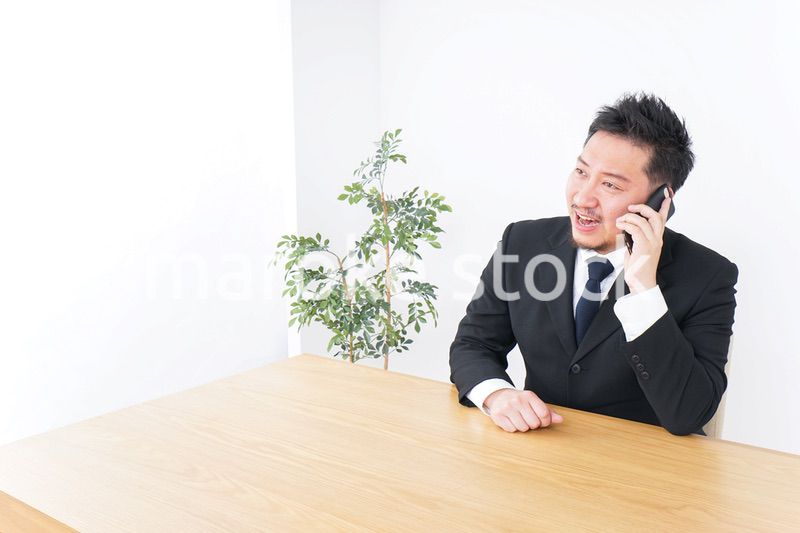 電話するビジネスパーソン