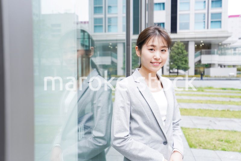 オフィス街を歩く若いビジネスウーマン