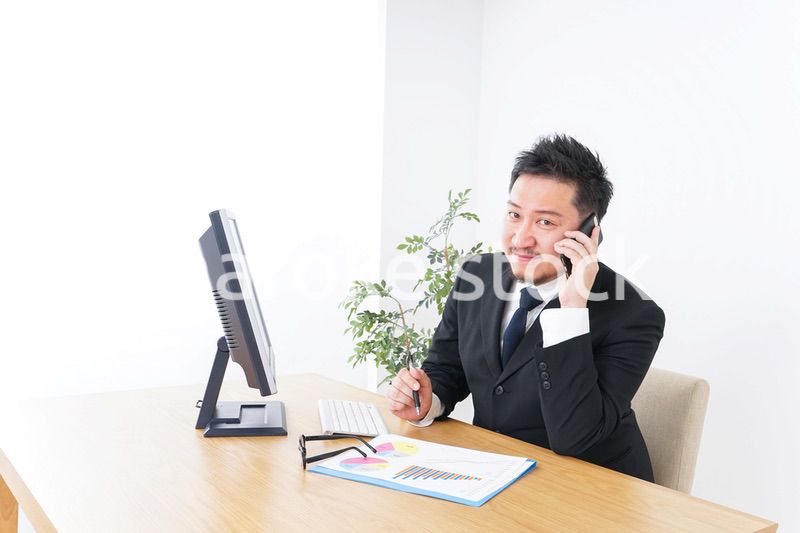 オフィスで電話をするビジネスマン