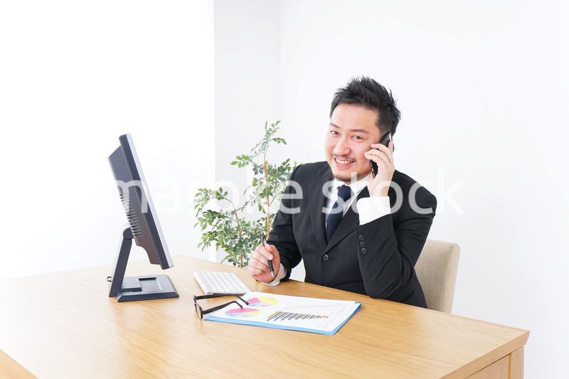電話するビジネスパーソン