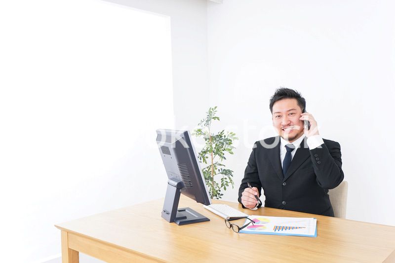 オフィスで電話をするビジネスマン