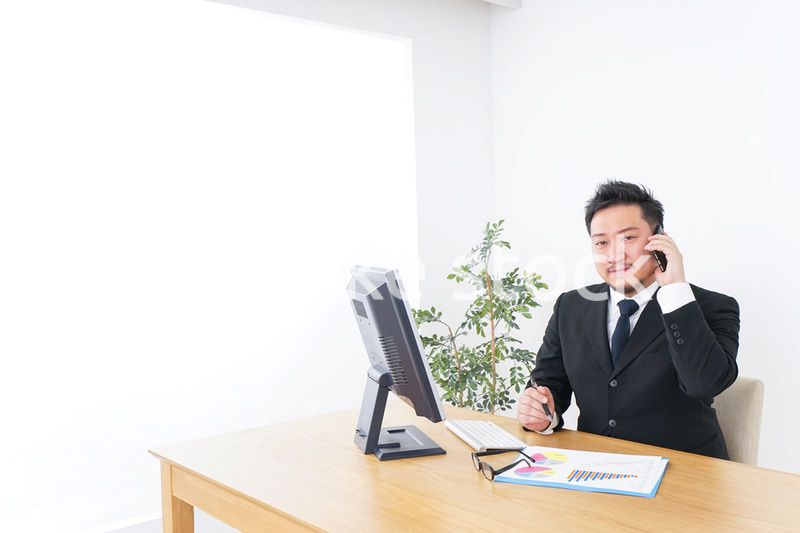 電話するビジネスパーソン