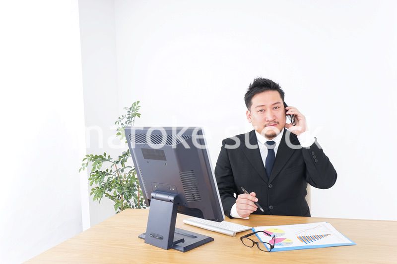 電話するビジネスパーソン