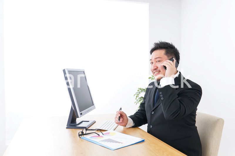 電話するビジネスパーソン