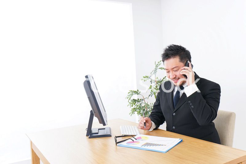 電話するビジネスパーソン