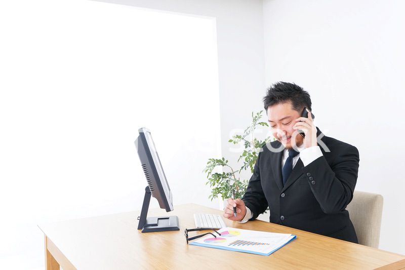 オフィスで電話をするビジネスマン