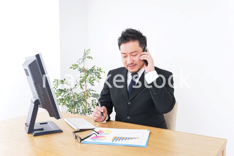電話するビジネスパーソン