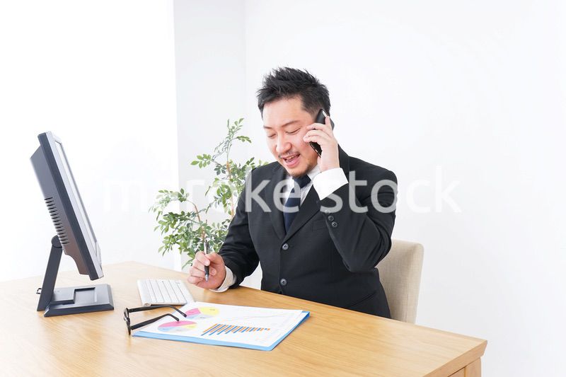 電話するビジネスパーソン