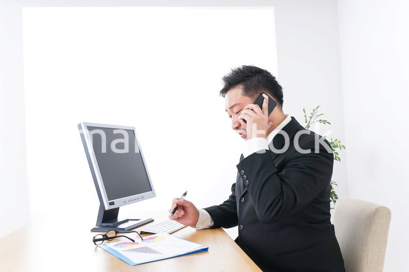 電話するビジネスパーソン