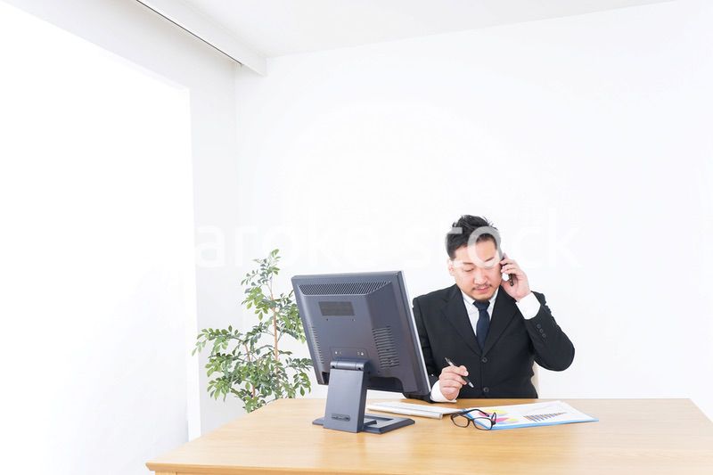 オフィスで電話をするビジネスマン