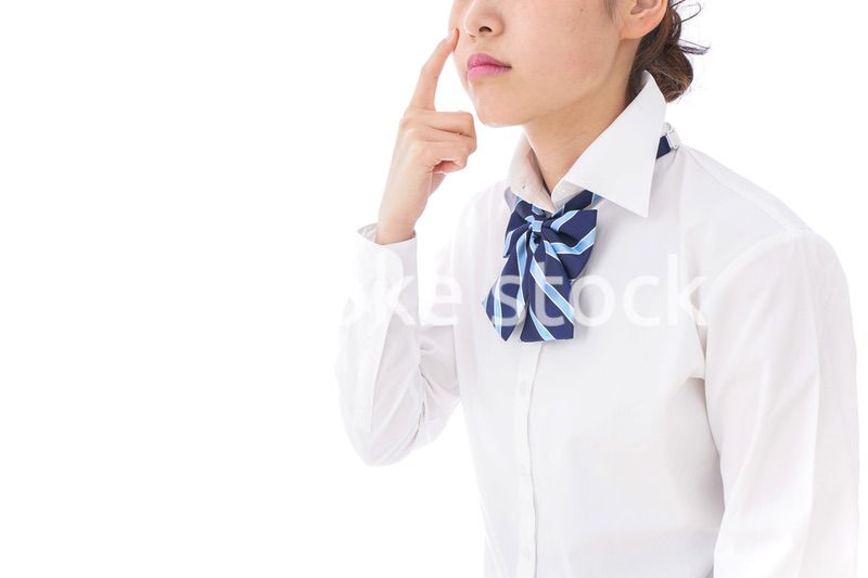 思春期の肌荒れに悩む学生