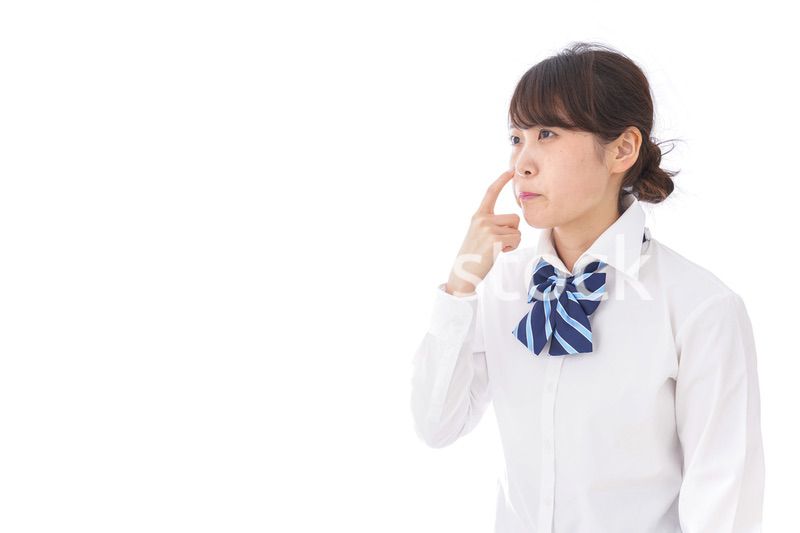 思春期の肌荒れに悩む学生