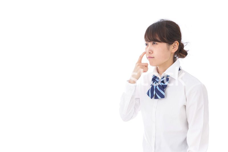 思春期の肌荒れに悩む学生