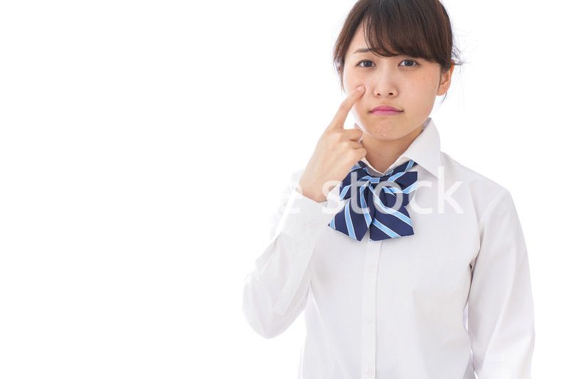思春期の肌荒れに悩む学生