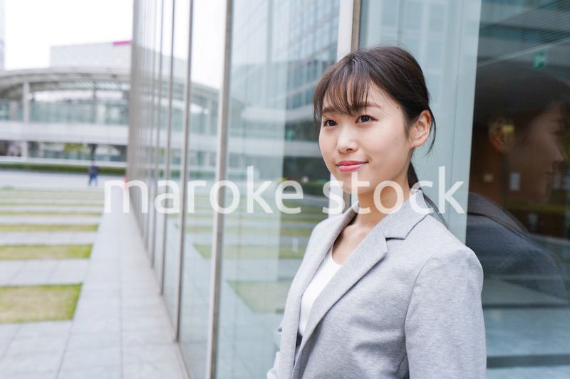 オフィス街を歩く若いビジネスウーマン