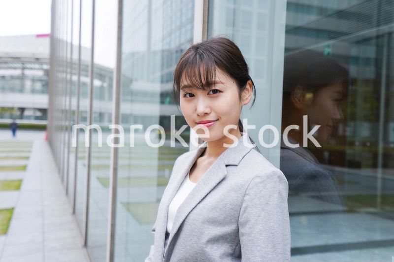 オフィス街を歩く若いビジネスウーマン