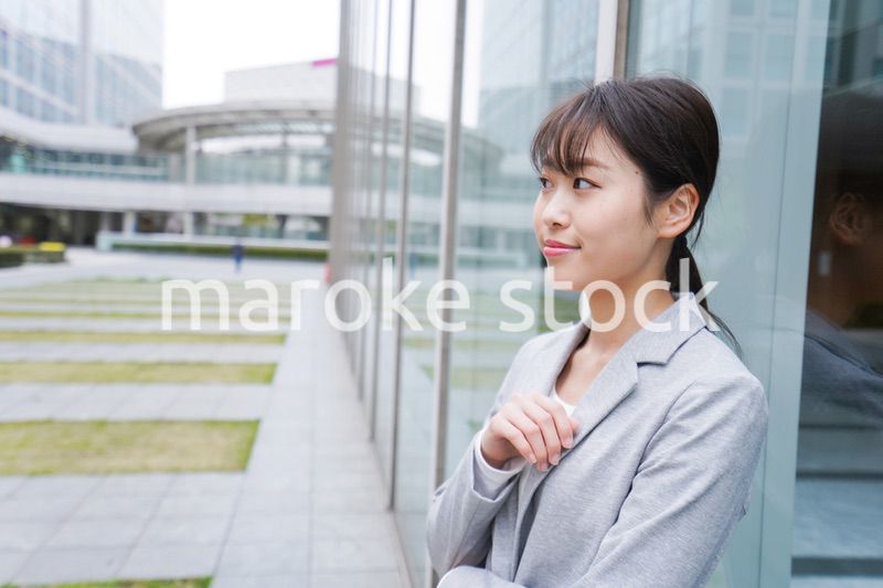 オフィス街を歩く若いビジネスウーマン