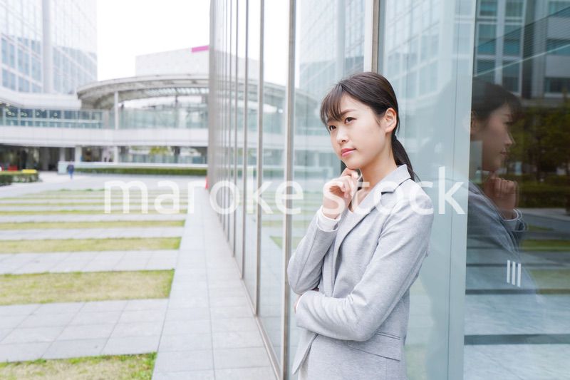 オフィス街で考えるビジネスウーマン