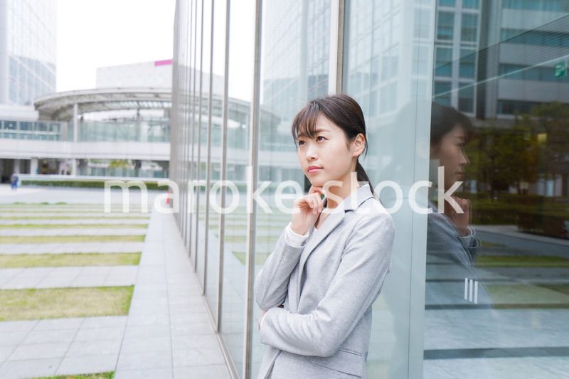 オフィス街で考えるビジネスウーマン