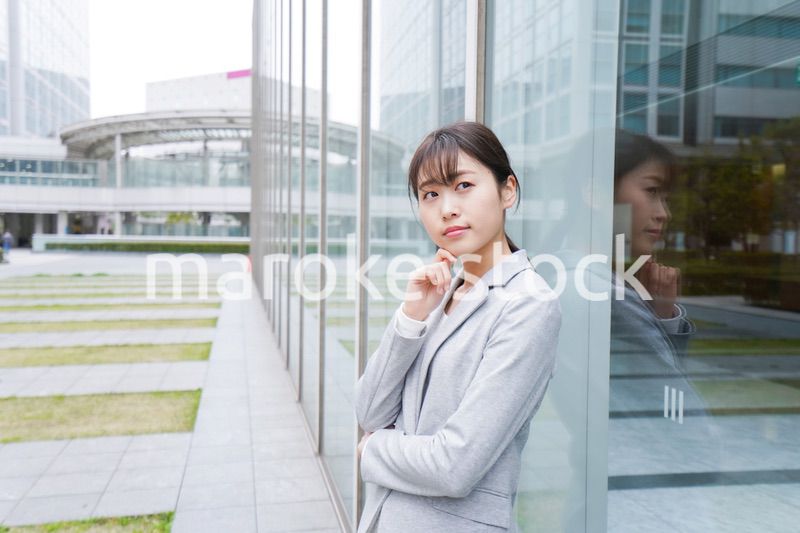 オフィス街で考えるビジネスウーマン