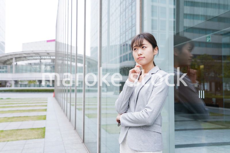 オフィス街で考えるビジネスウーマン