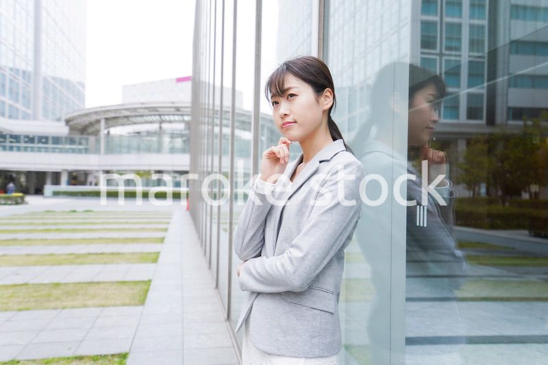 オフィス街で考えるビジネスウーマン