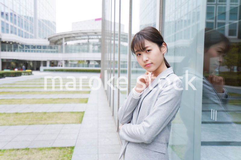 オフィス街で考えるビジネスウーマン