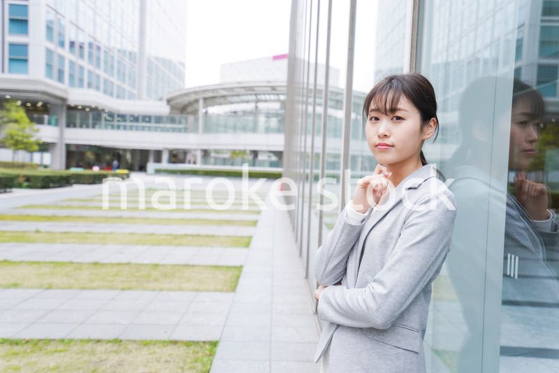 オフィス街で考えるビジネスウーマン