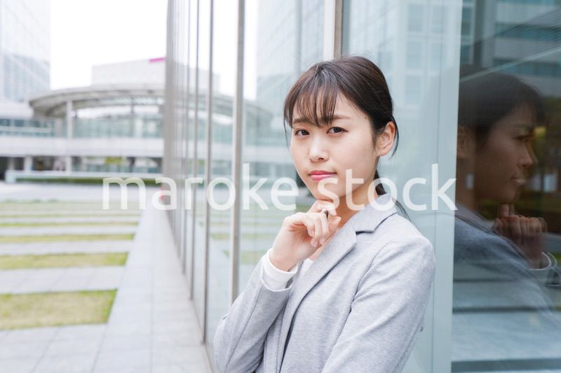 オフィス街で考えるビジネスウーマン
