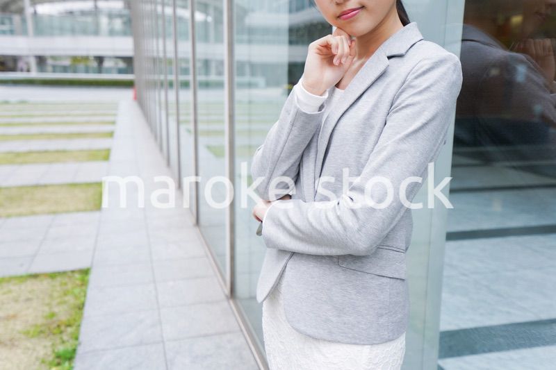 オフィス街で考えるビジネスウーマン