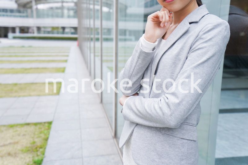 オフィス街で考えるビジネスウーマン