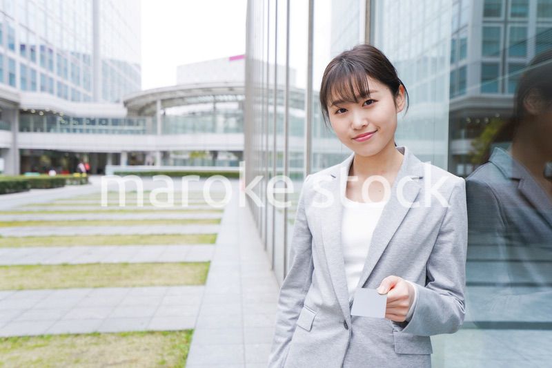 オフィス街でキャッシュレス決済をするビジネスウーマン