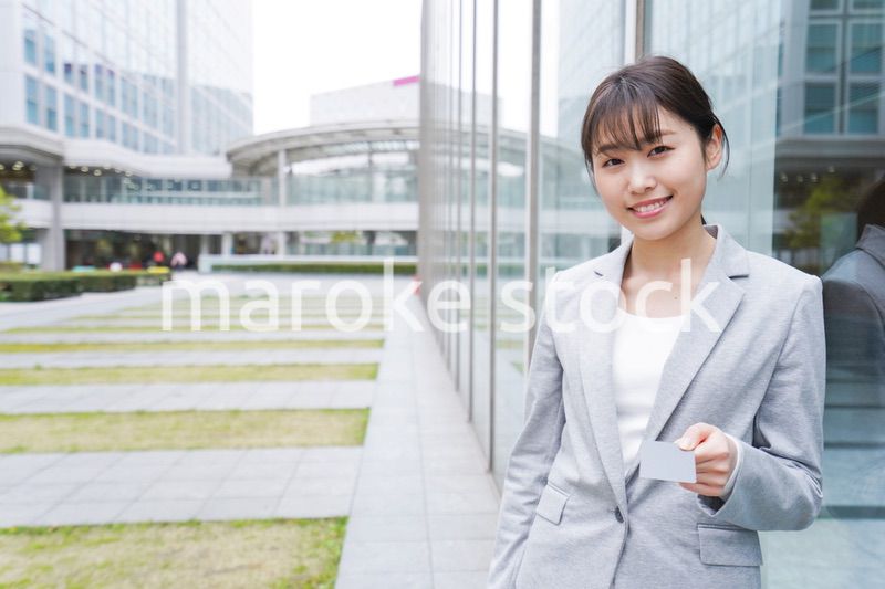 オフィス街でキャッシュレス決済をするビジネスウーマン