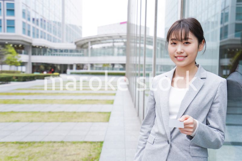 オフィス街でキャッシュレス決済をするビジネスウーマン