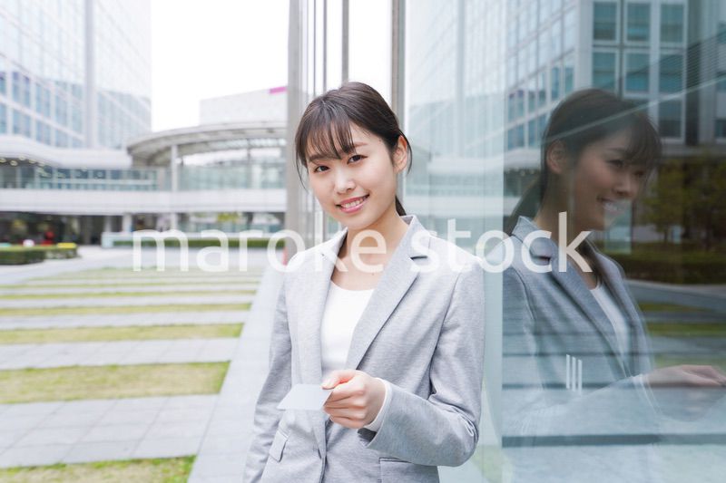 オフィス街でキャッシュレス決済をするビジネスウーマン