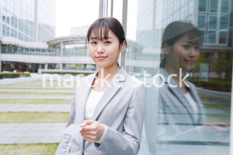 オフィス街でキャッシュレス決済をするビジネスウーマン