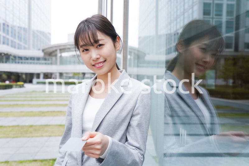 オフィス街でキャッシュレス決済をするビジネスウーマン