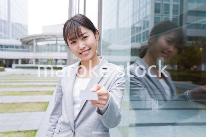 オフィス街でキャッシュレス決済をするビジネスウーマン