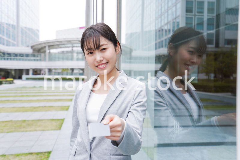 オフィス街でキャッシュレス決済をするビジネスウーマン