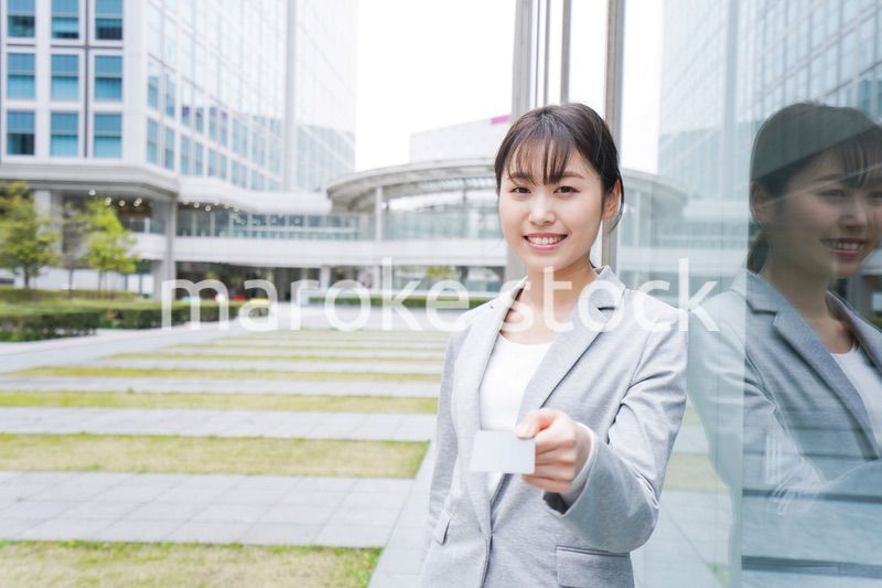 オフィス街でキャッシュレス決済をするビジネスウーマン