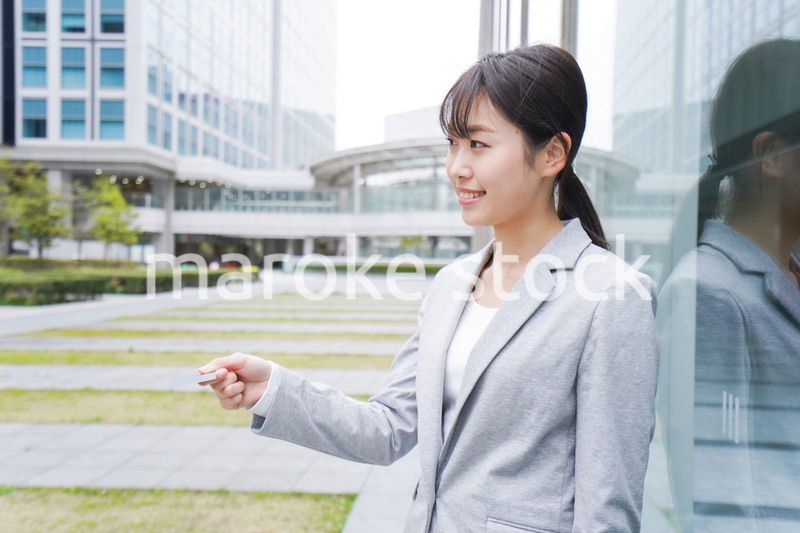 オフィス街でキャッシュレス決済をするビジネスウーマン