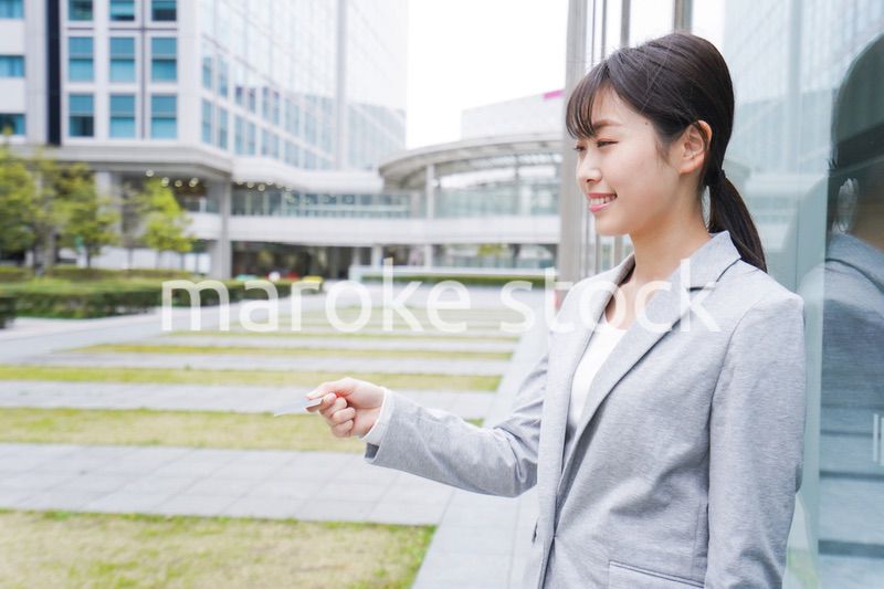 オフィス街でキャッシュレス決済をするビジネスウーマン