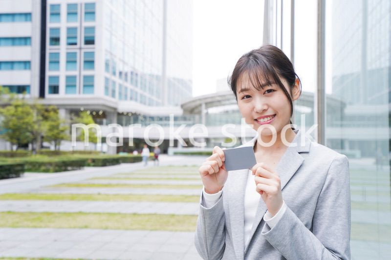 オフィス街でキャッシュレス決済をするビジネスウーマン